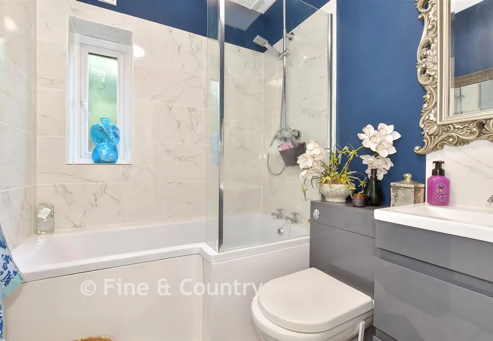 En-Suite Bathroom - Elm Close, Seaview, Isle of Wight - Wards of Kent