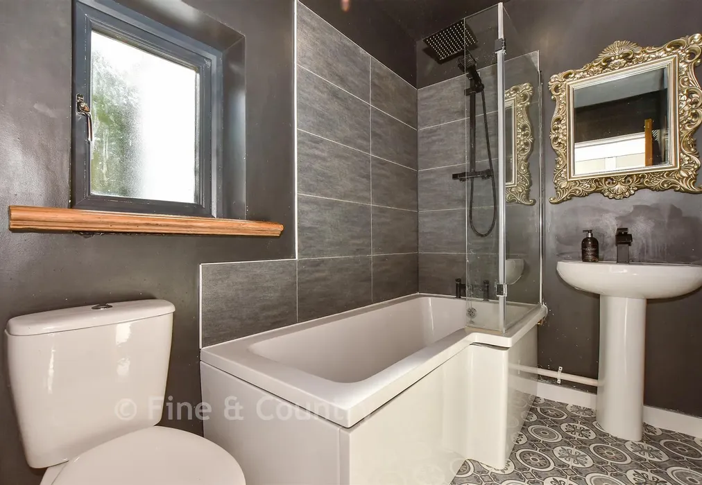 En-Suite Bathroom - Elm Close, Seaview, Isle of Wight - Wards of Kent