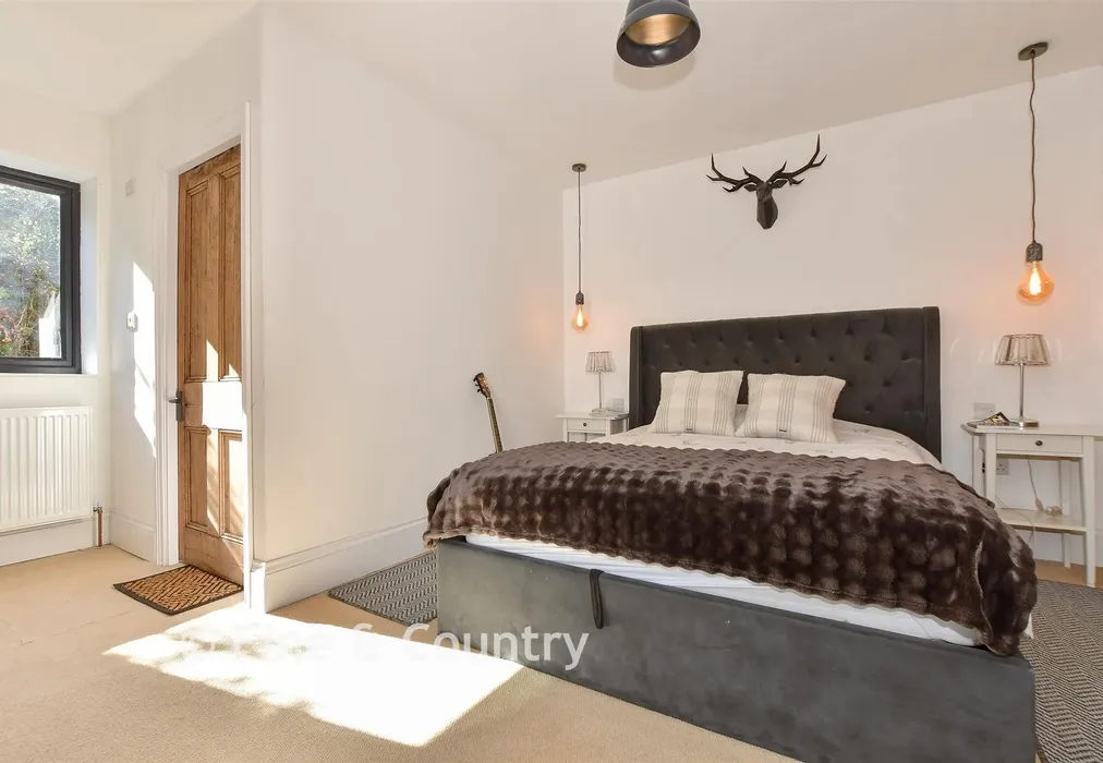 Bedroom 1 - Elm Close, Seaview, Isle of Wight - Wards of Kent
