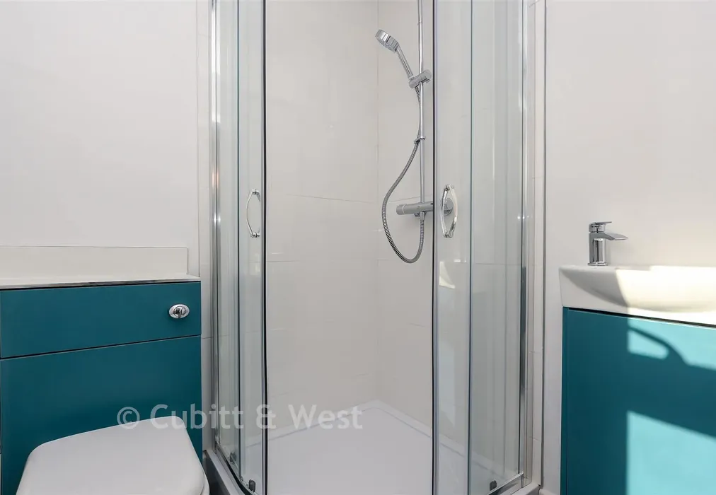 En-Suite - Wheeler Road, Maidenbower, Crawley, West Sussex - Wards of Kent