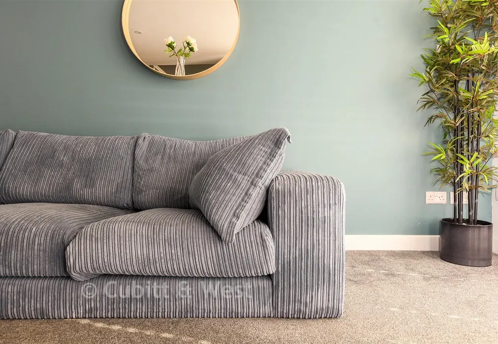 Internal Lifestyle Photograph - Wheeler Road, Maidenbower, Crawley, West Sussex - Wards of Kent