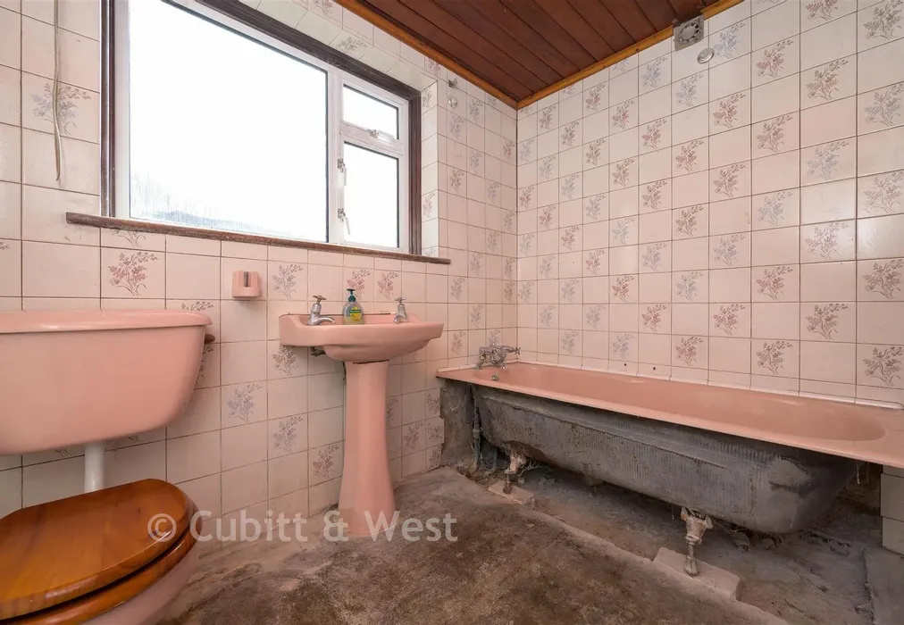 Bathroom - Monson Road, Redhill, Surrey - Wards of Kent