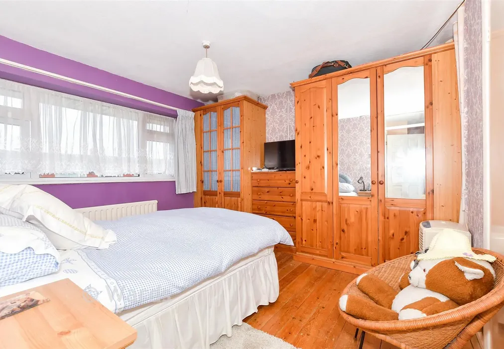 Bedroom 1 - Corner Farm Road, Staplehurst, Kent - Wards of Kent