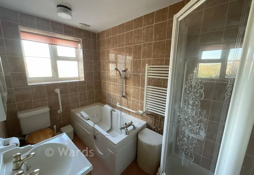 Bathroom - Sandgate Road, Folkestone, Kent - Wards of Kent