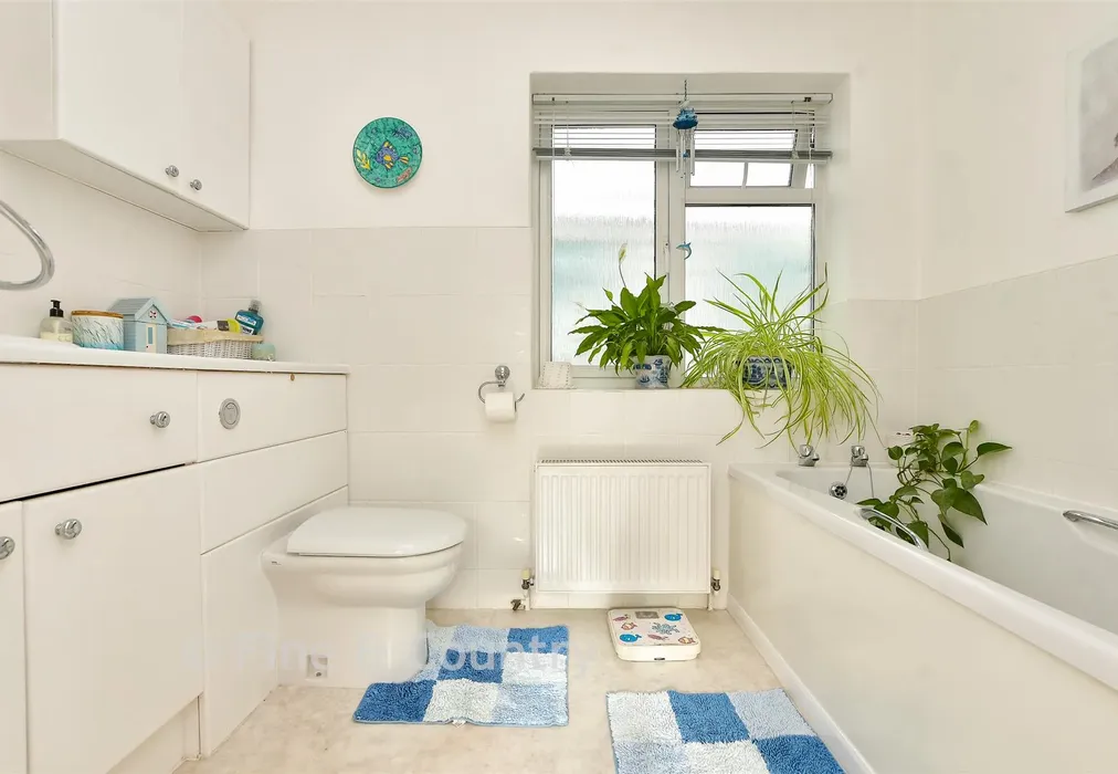 Family Bathroom - Seven Stones Drive, Broadstairs, Kent - Wards of Kent