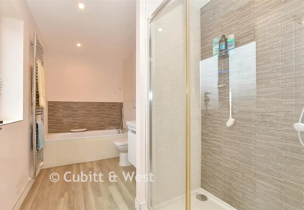 En-Suite Bathroom - Waterside View, Chichester, West Sussex - Wards of Kent