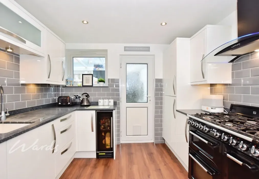Kitchen - Valley Drive Gravesend DA12 - Wards of Kent
