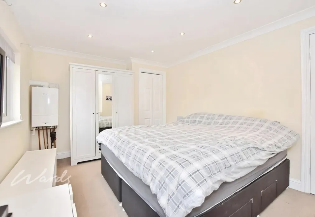 Bedroom 1 - Valley Drive Gravesend DA12 - Wards of Kent