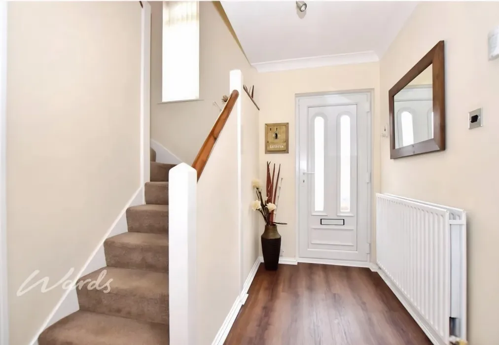 Hallway - Valley Drive Gravesend DA12 - Wards of Kent