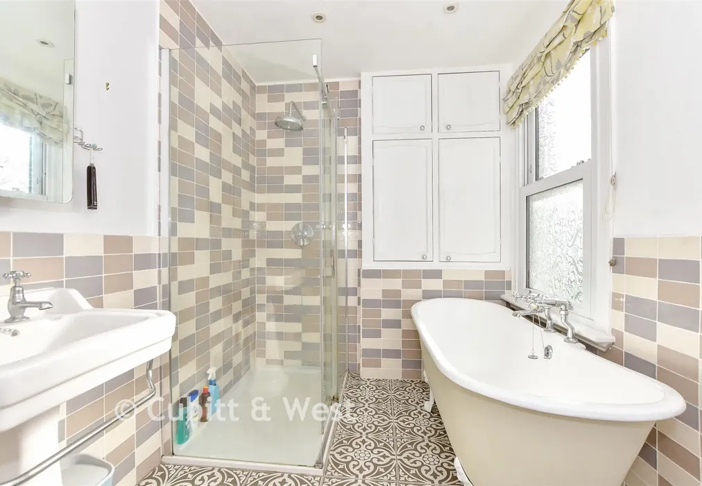 Bathroom - Argyle Road, Bognor Regis, West Sussex - Wards of Kent