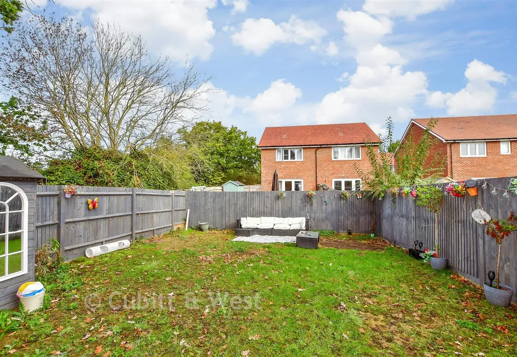 Rear Garden - Diggins Grove, Chichester, West Sussex - Wards of Kent