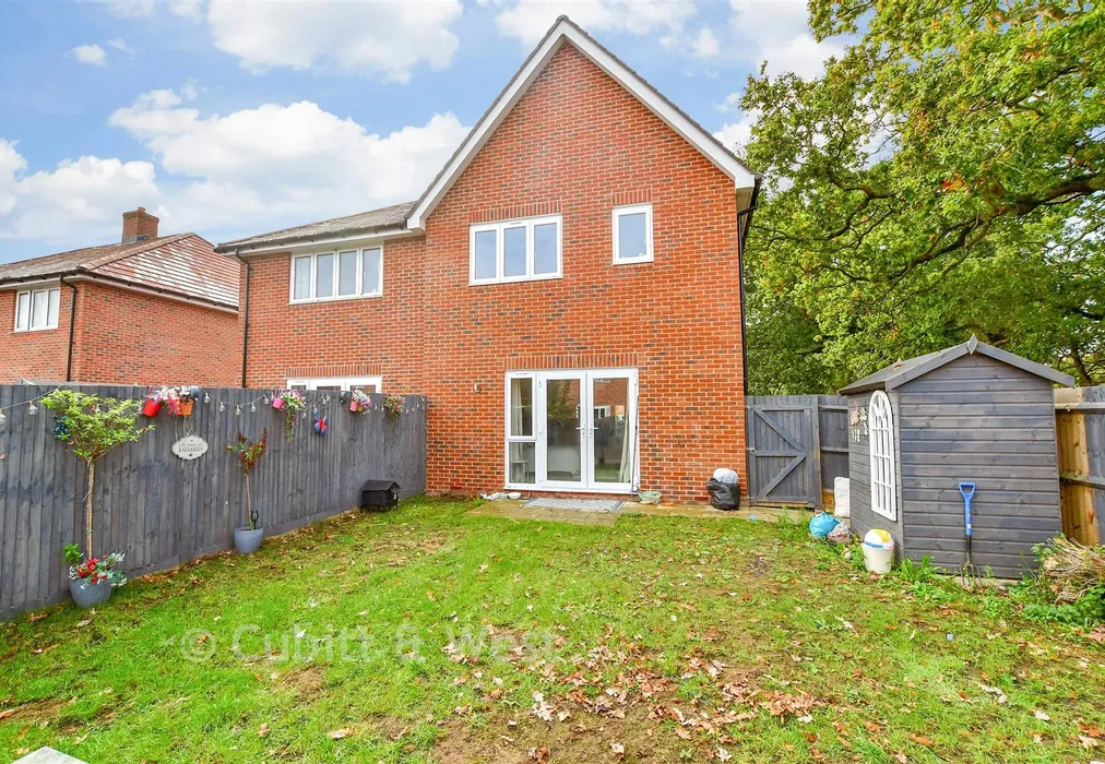 Rear Garden - Diggins Grove, Chichester, West Sussex - Wards of Kent