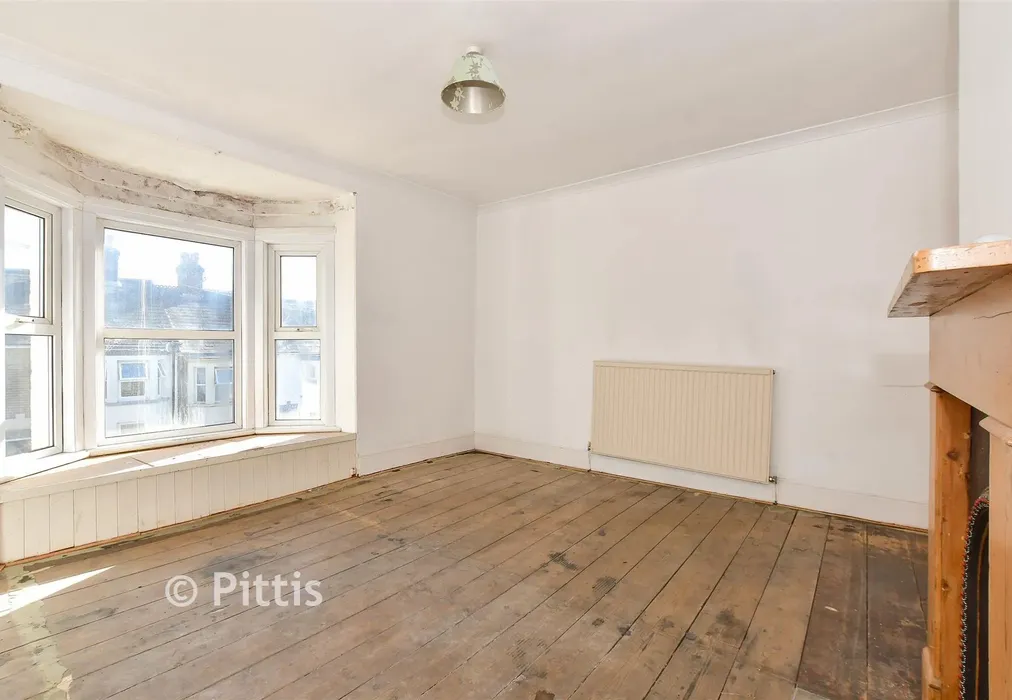Bedroom 1 - Pelham Road, Cowes, Isle of Wight - Wards of Kent