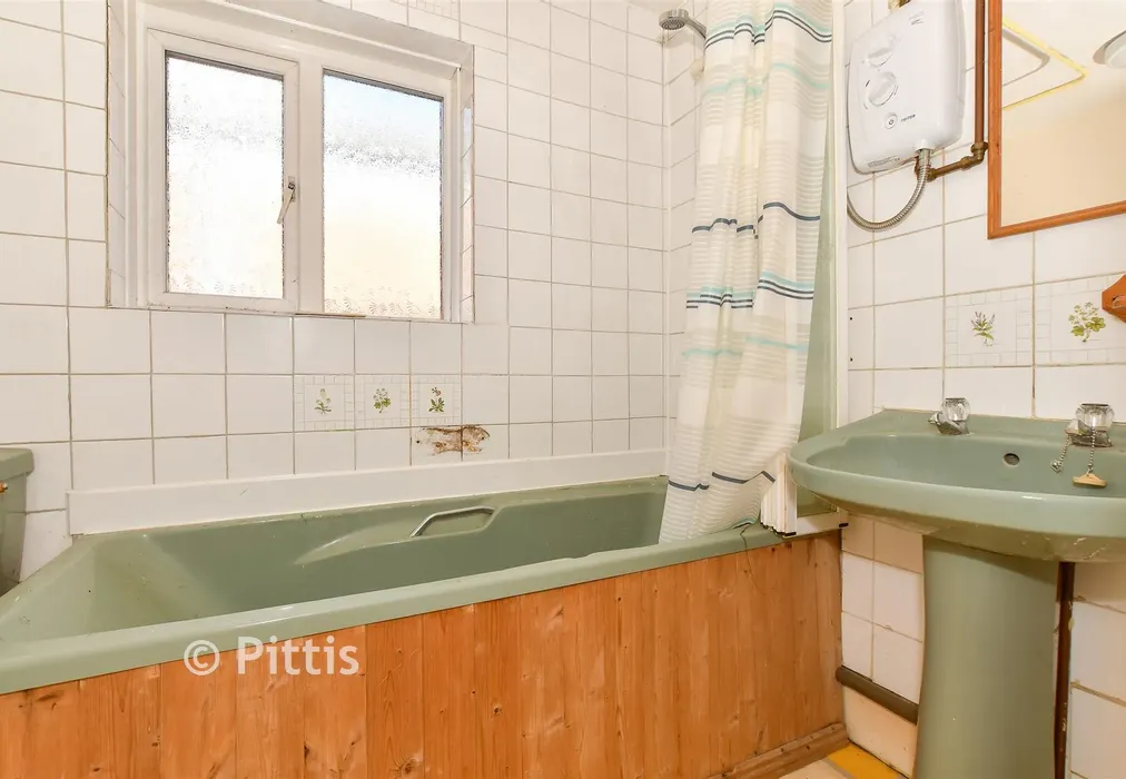 Bathroom - Pelham Road, Cowes, Isle of Wight - Wards of Kent
