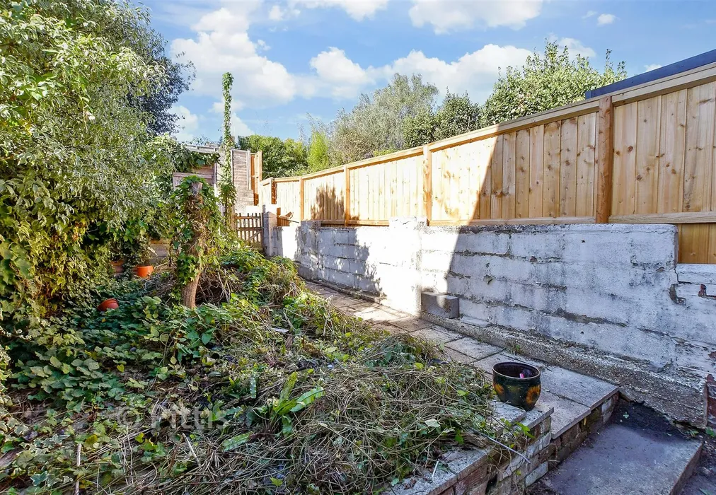 Rear Garden - Pelham Road, Cowes, Isle of Wight - Wards of Kent