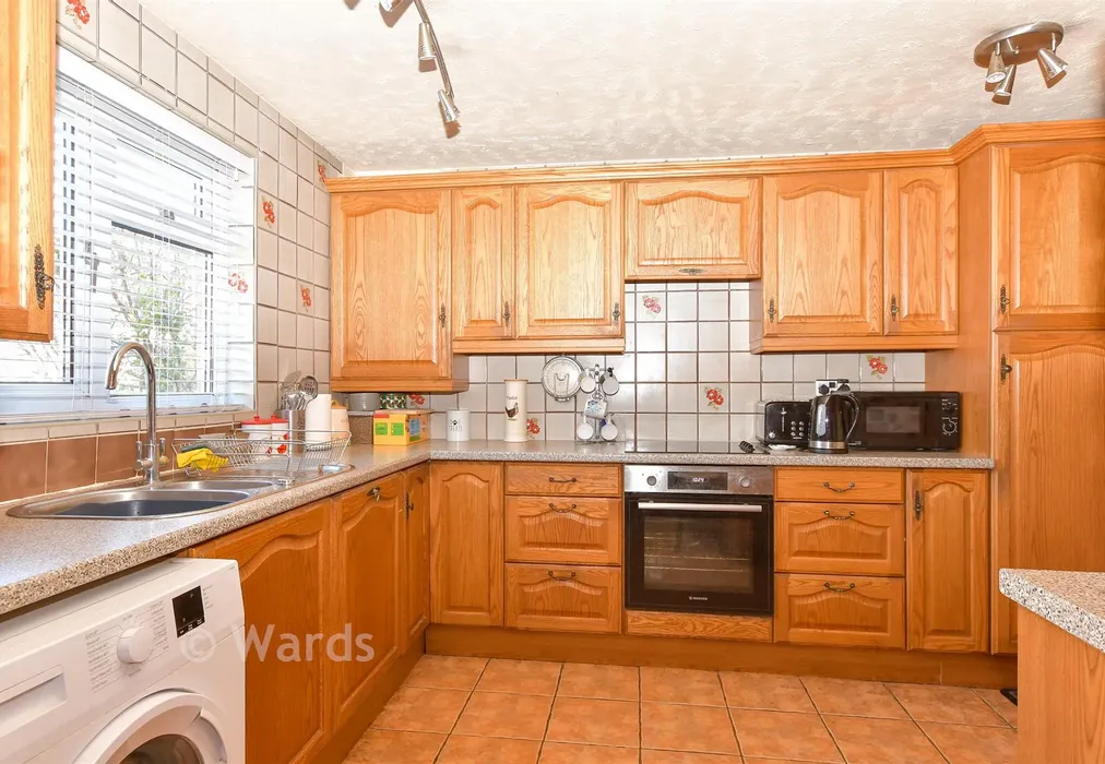 Kitchen - Claston Close, Dartford, Kent - Wards of Kent