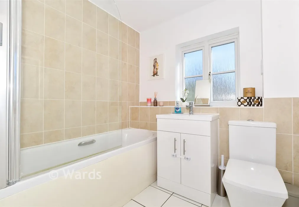 Bathroom - Chartwell Drive, Maidstone, Kent - Wards of Kent