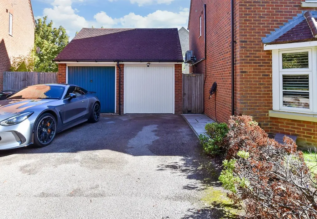 Driveway/Parking - Chartwell Drive, Maidstone, Kent - Wards of Kent
