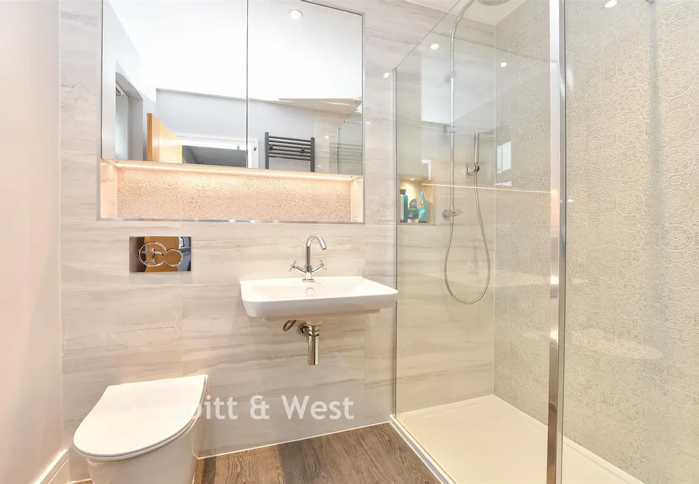 En-Suite Shower Room - Consort Drive, Leatherhead, Surrey - Wards of Kent
