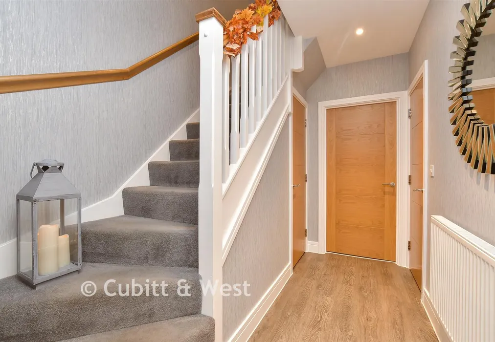 Entrance Hall - Consort Drive, Leatherhead, Surrey - Wards of Kent