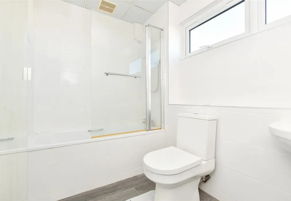 Bathroom - Ham View, Croydon, Surrey - Wards of Kent