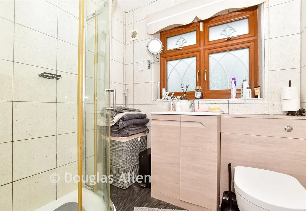 Bathroom - Rochford Close, Hornchurch, Essex - Wards of Kent