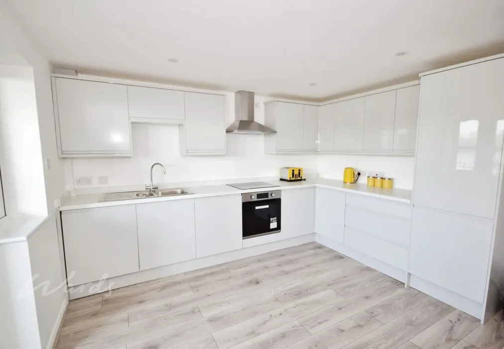 applecross kitchen - Applecross Close Rochester ME1 - Wards of Kent