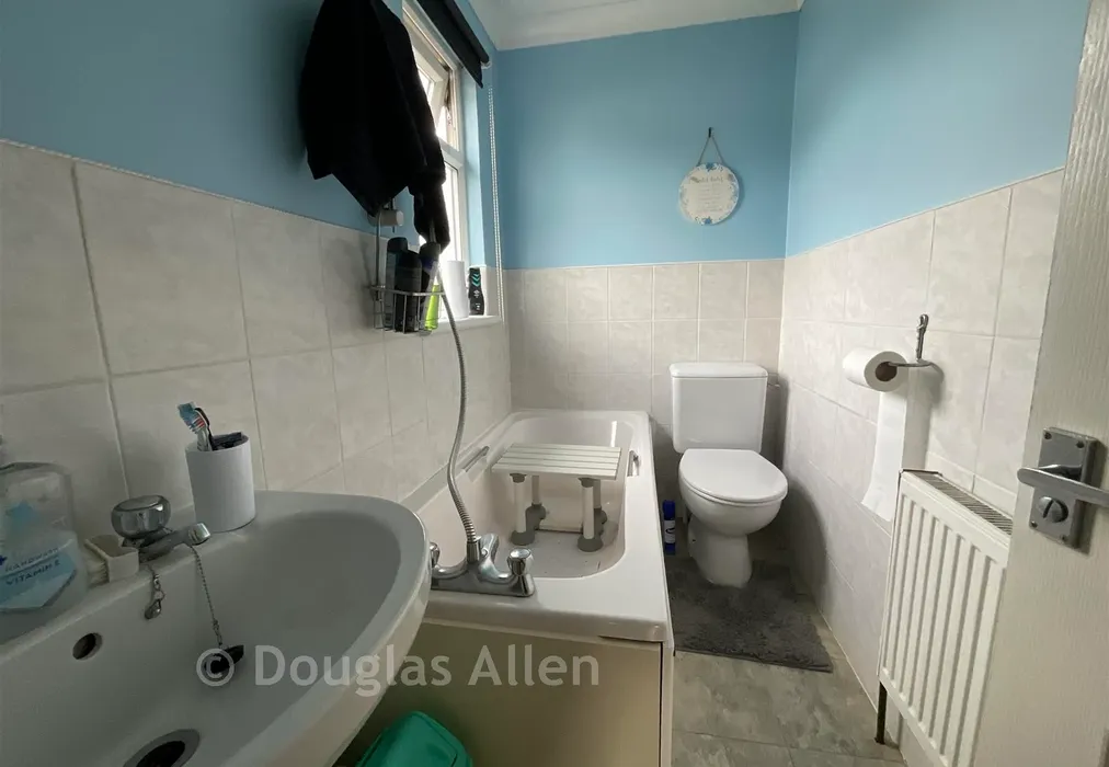 Bathroom - Pooles Lane, Hullbridge, Essex - Wards of Kent