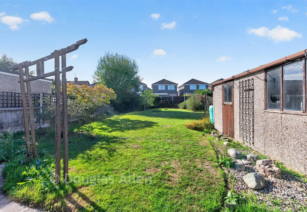 Garden - Deirdre Avenue, Wickford, Essex - Wards of Kent
