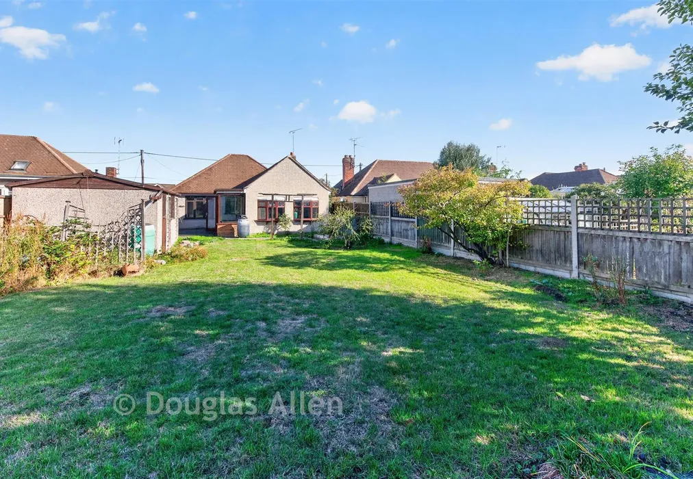 Garden - Deirdre Avenue, Wickford, Essex - Wards of Kent