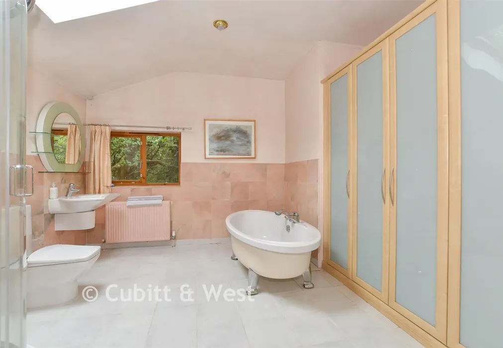 Bathroom - Cat Street, Upper Hartfield, East Sussex - Wards of Kent