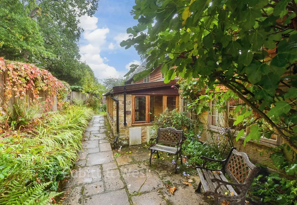 Rear Garden - Cat Street, Upper Hartfield, East Sussex - Wards of Kent