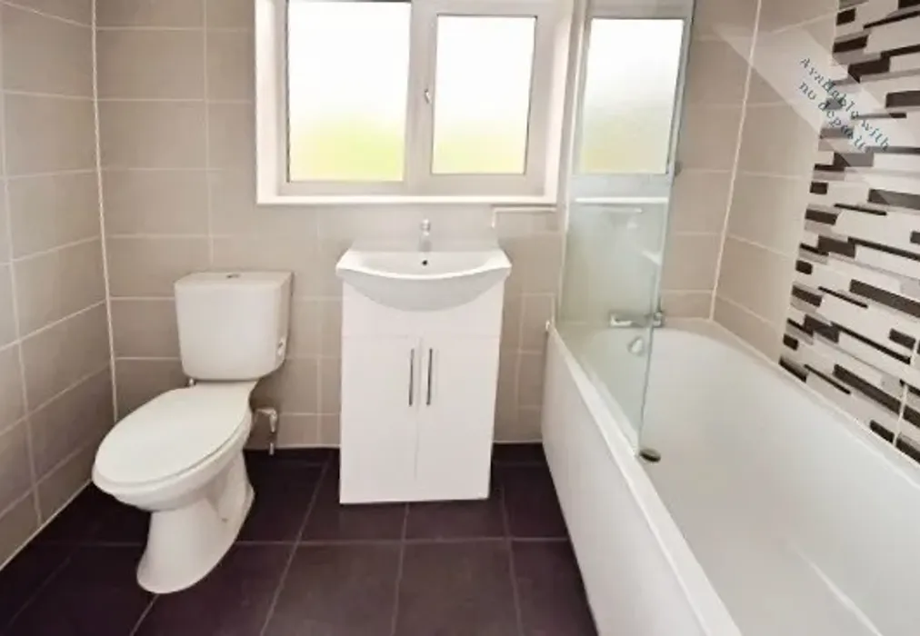 f9af0754-bath - Lee Walk, Basildon, SS16 - Wards of Kent