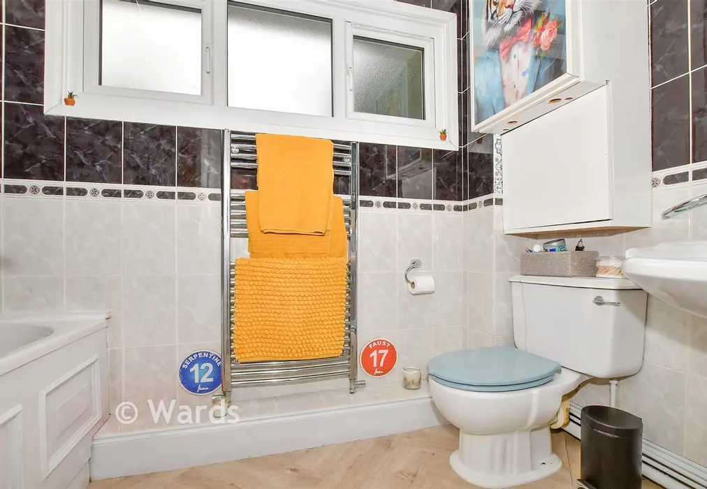Bathroom - Cogate Road, Paddock Wood, Tonbridge, Kent - Wards of Kent
