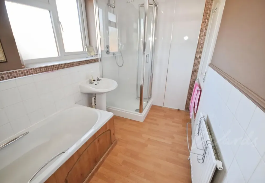 medway bathroom 1 - Medway Road Gillingham ME7 - Wards of Kent