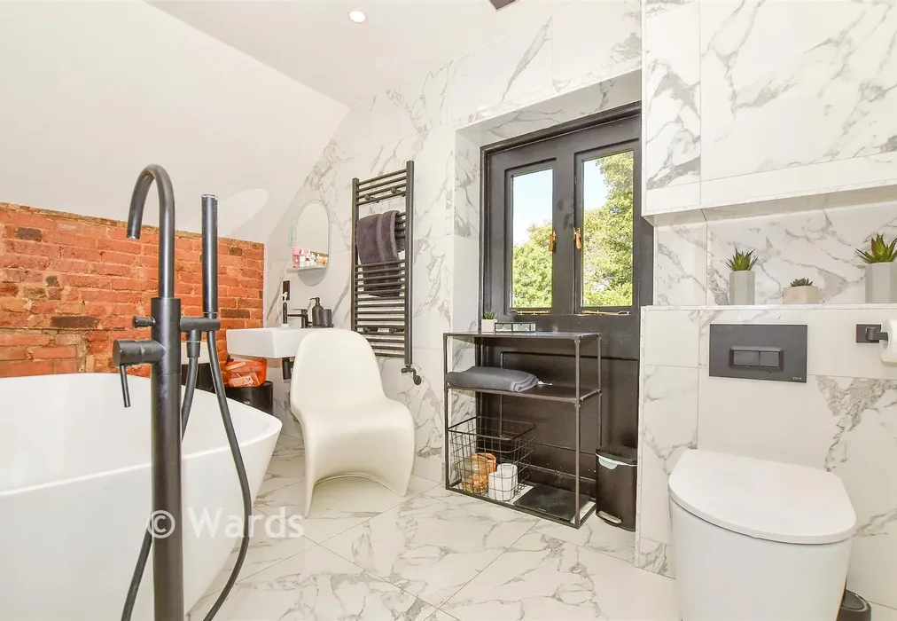 En-Suite Bathroom - Sandling Place, Sandling, Kent - Wards of Kent