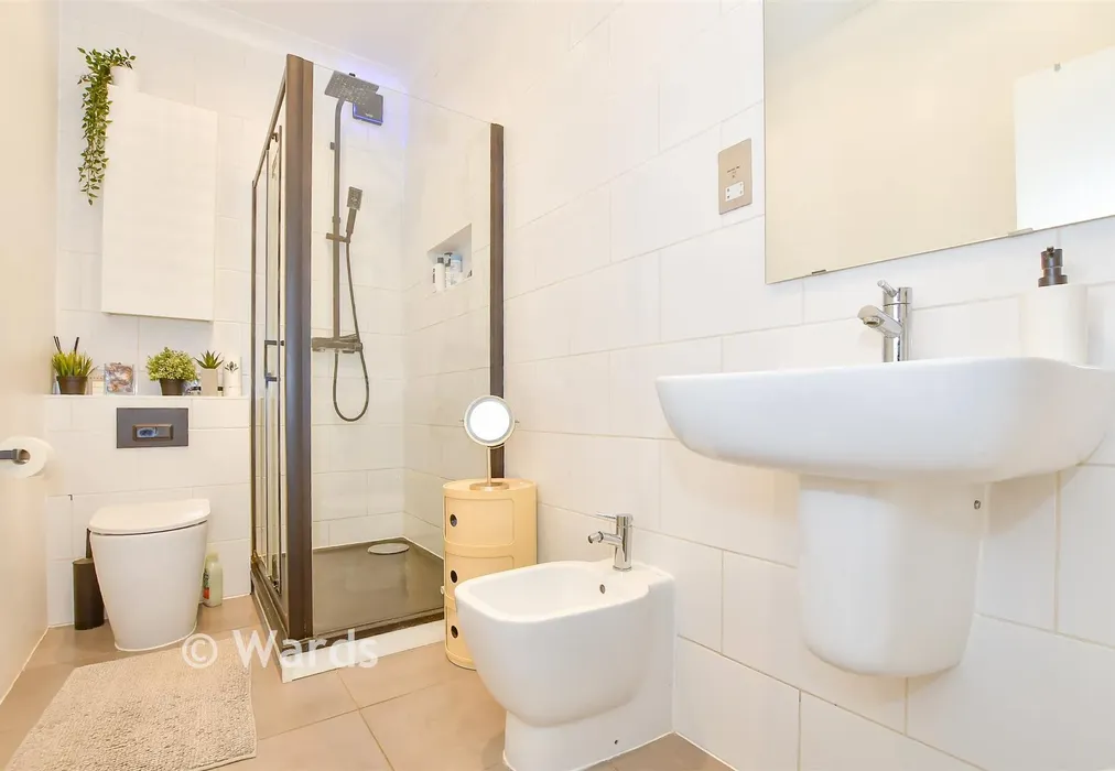 Shower Room - Sandling Place, Sandling, Kent - Wards of Kent