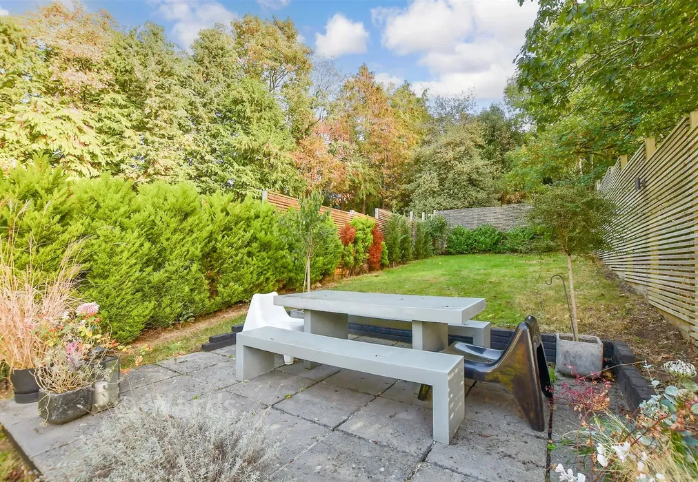 Garden - Sandling Place, Sandling, Kent - Wards of Kent