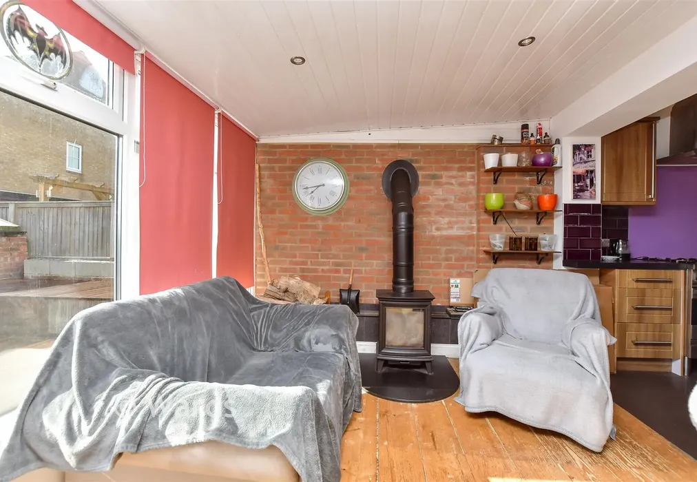 Garden Room - Sea View Gardens, Warden, Sheerness, Kent - Wards of Kent