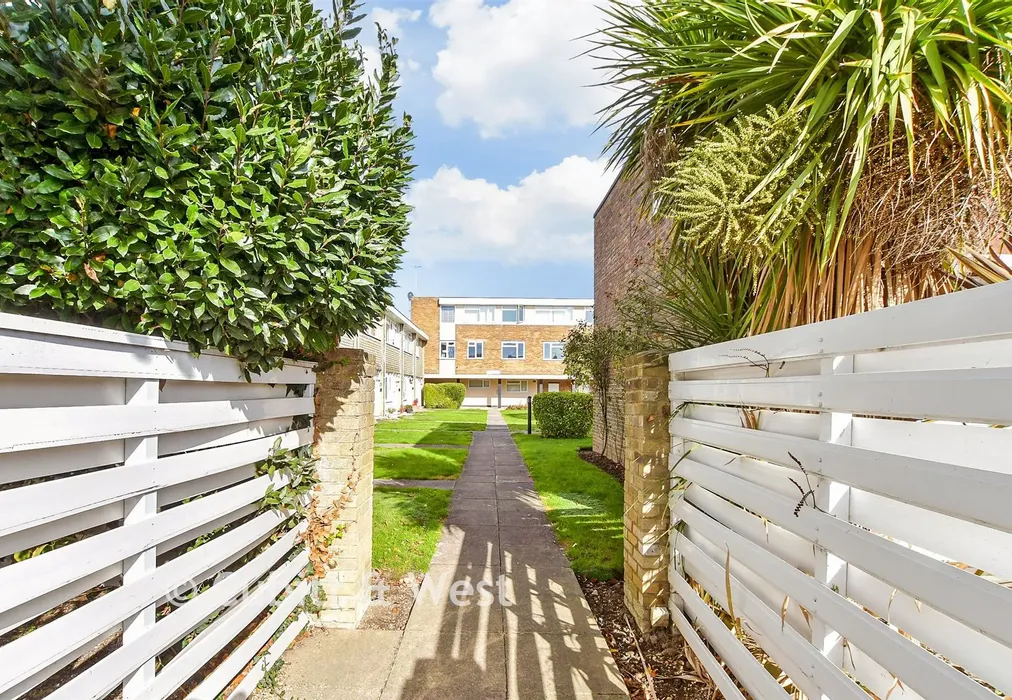 External Lifestyle Photograph - Arundel Garden, Rustington, West Sussex - Wards of Kent
