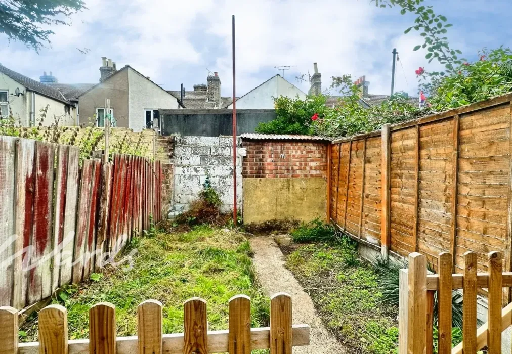 Garden - Kingsley Road Maidstone ME15 - Wards of Kent