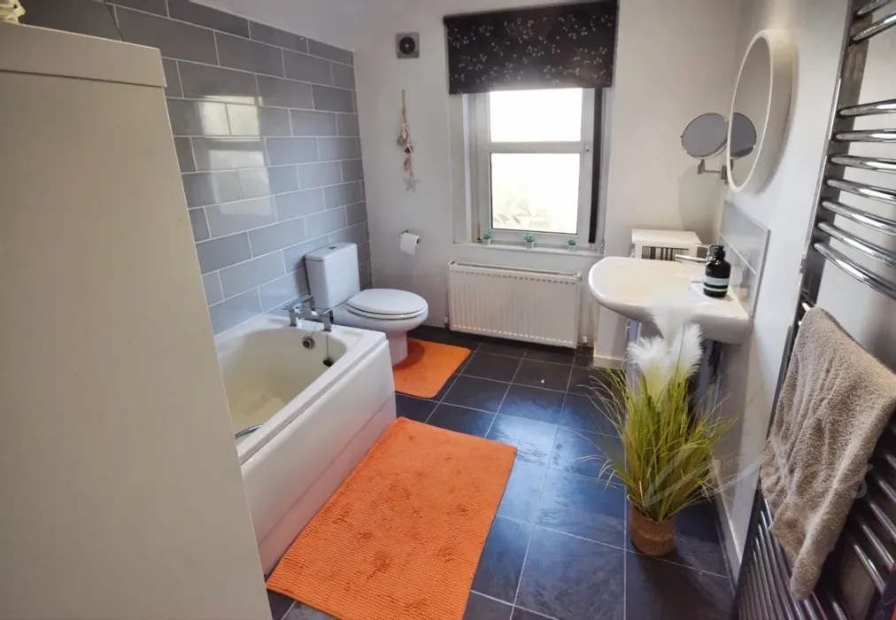 glanville bathroom - Glanville Road Rochester ME2 - Wards of Kent