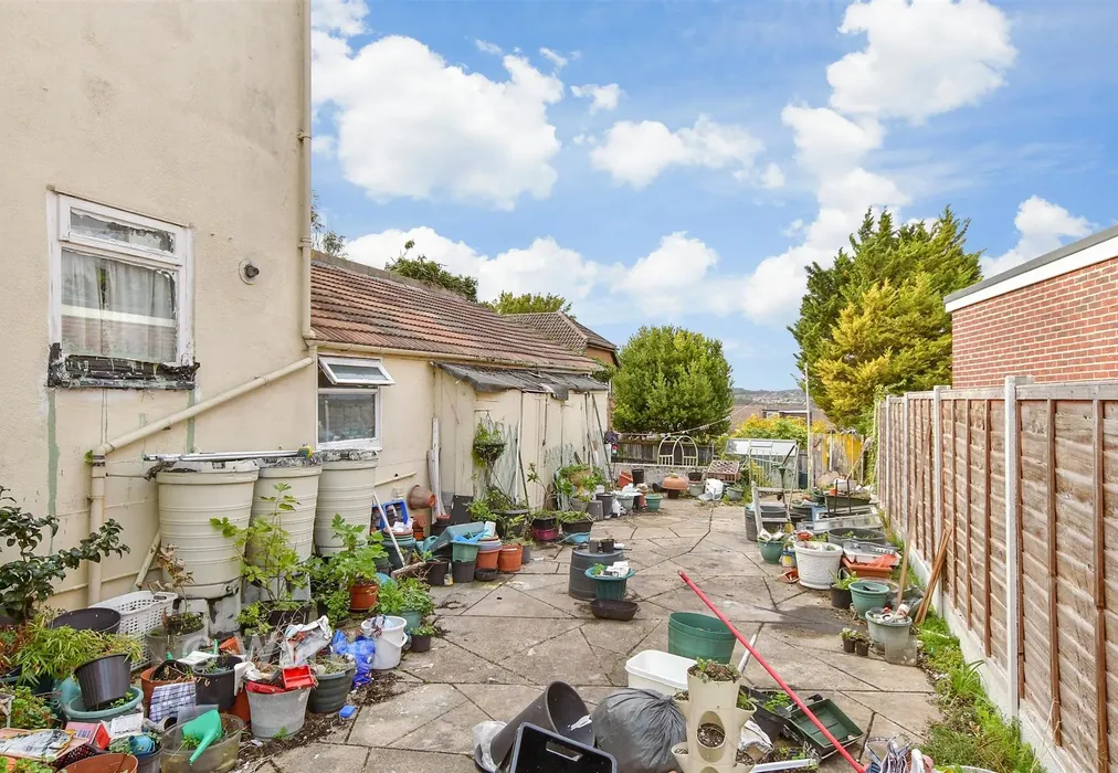 Side Garden - Hill Road, Rochester, Kent - Wards of Kent