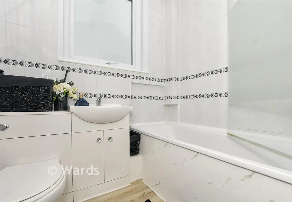 Bathroom - Minster Road, Minster, Sheerness, Kent - Wards of Kent