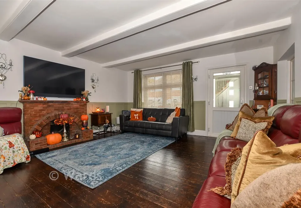 Lounge - Minster Road, Minster, Sheerness, Kent - Wards of Kent